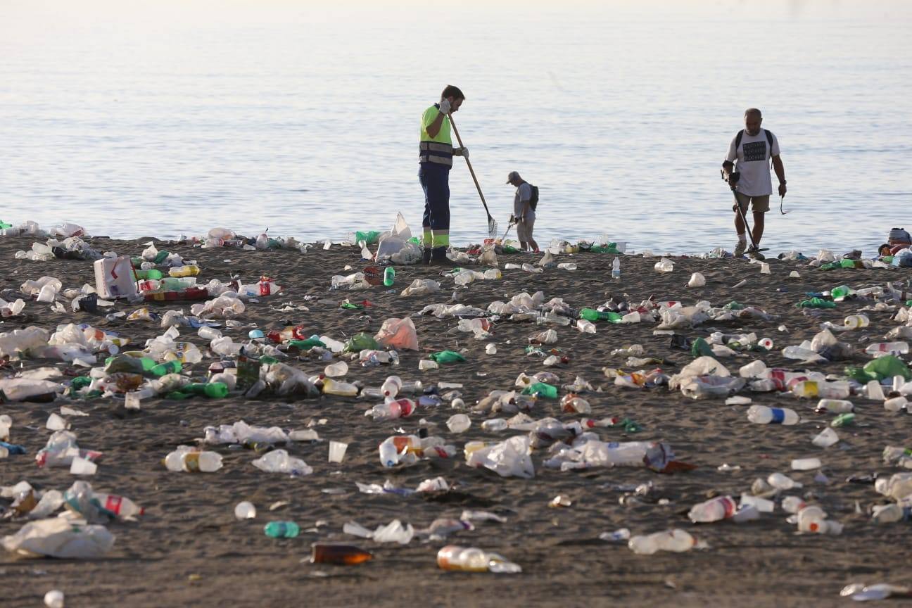 Operarios de Limasa se afanan en retirar los residuos de las miles de personas que cumplieron con la tradición del ritual de la noche de San Juan. En la imagen, residuos acumulados en la playa de la Malagueta.