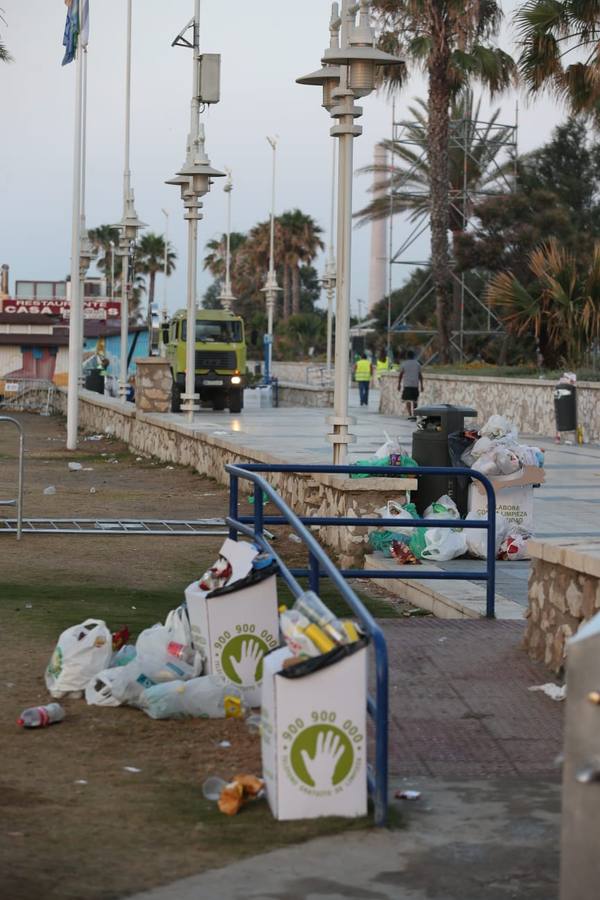 Operarios de Limasa se afanan en retirar los residuos de las miles de personas que cumplieron con la tradición del ritual de la noche de San Juan. En La imagen, operarios trabajando en la Misericordia.