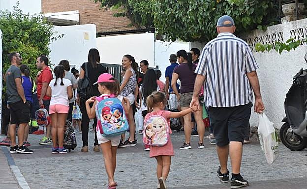 Escolares, en su primer día de colegio, en una fotografía de archivo. 