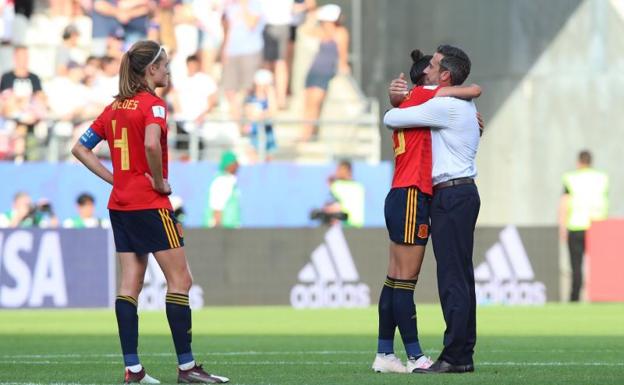 Jorge Vilda abraza a Jennifer Hermoso tras el partido.