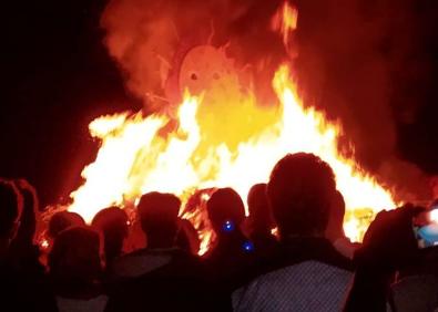 Imagen secundaria 1 - Ambiente festivo en la playa de la Salida de Marbella. Gran hoguera en la playa de Burriana de Nerja. El público se situó cerca del 'júa' de La Misericordia. 