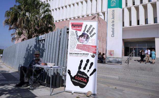 Punto de recogida de firmas por la reapertura de la causa penal por la muerte de Lucía Vivar en la Ciudad de la Justicia. 