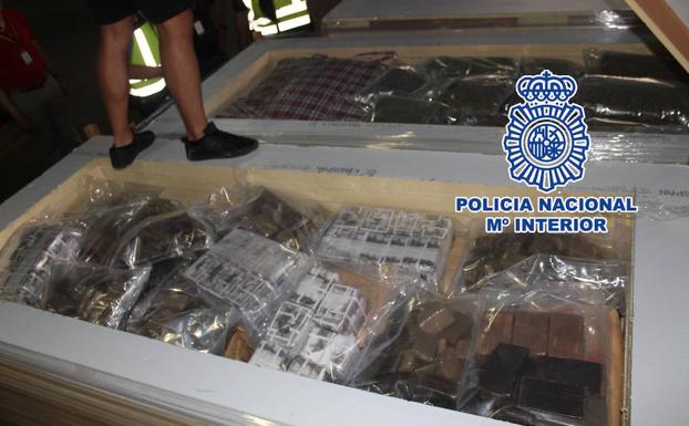 Parte de la droga y el dinero incautados.