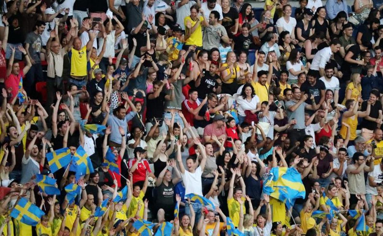 Aficionados suecos siguen el partido de su selección ante Canadá. 