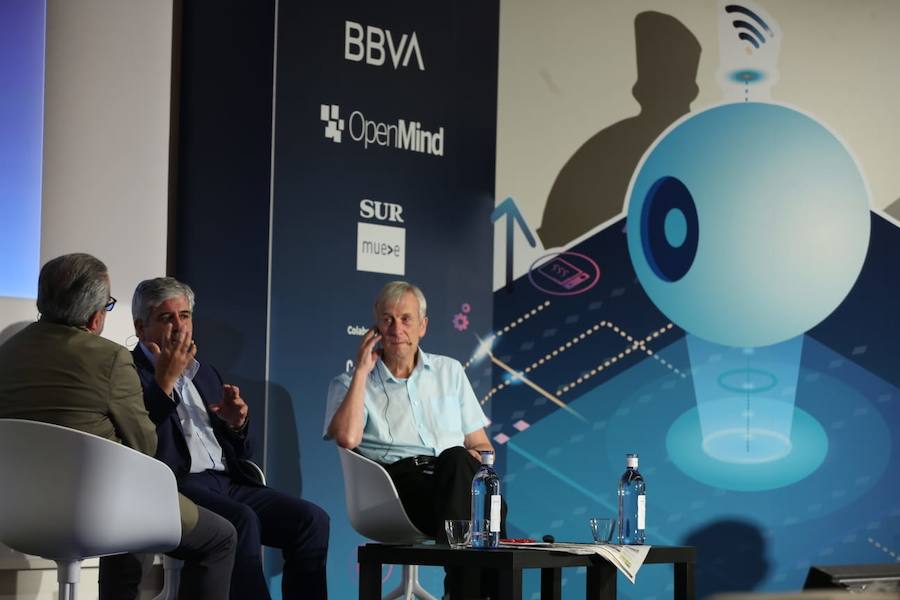 El foro, cuya apertura ha contado con el director territorial Sur de BBVA, José Ballester, ha contado con la participación de Luis Javier Blas, CIO & Head of Data de BBVA, y el experto en inteligencia artificial y robótica, Kevin Warwick. El coloquio ha estado moderado por José Vicente Astorga, adjunto a la dirección de SUR (Economía).