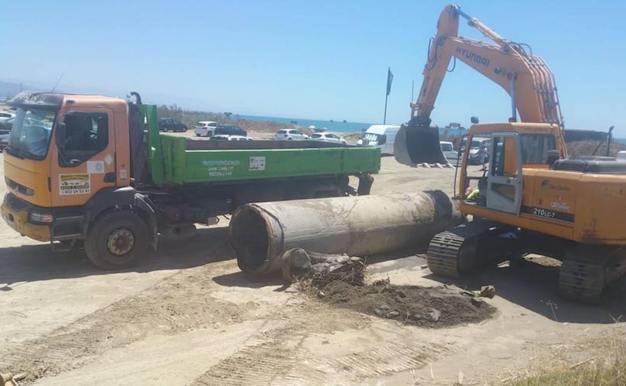 Tubería sin uso que había en la playa y que ha sido retirada. 