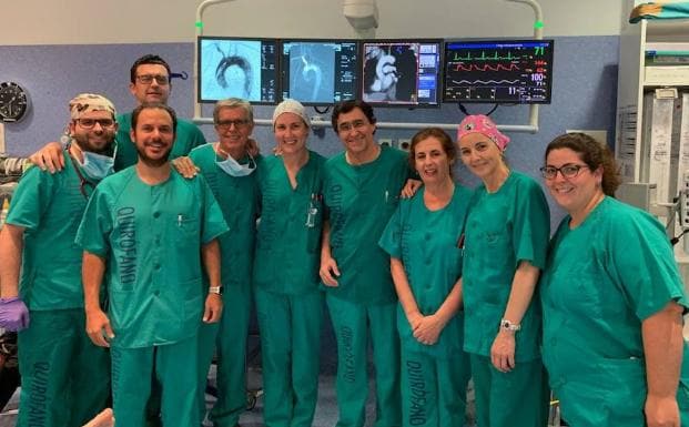 Profesionales de cirugía cardiaca y de radiología vascular intervencionista .