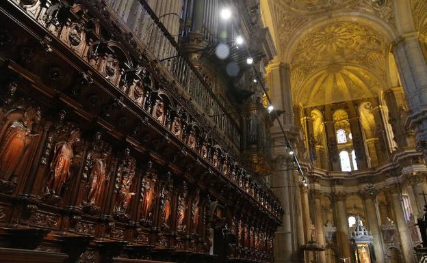 La sillería del coro de la Catedral lleva la firma de Pedro de Mena. 