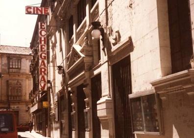 Imagen secundaria 1 - Fachada del cine Goya, entrada al antiguo cine Echegaray y el Ayuntamiento de Málaga. 