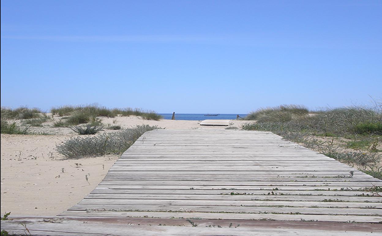 La playa del Hoyon cuenta con equipamientos para el disfrute de los turistas. 