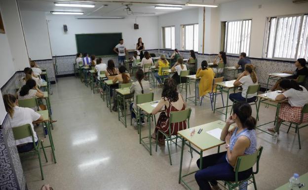 Opositores, esta mañana, en una de las aulas del IES Miraflores de los Ángeles, esperando el comienzo del examen. 