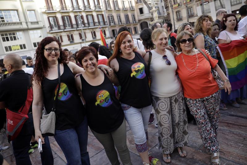 Fotos: Concentración reivindicativa del Orgullo LGTBI en Málaga