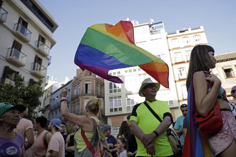 Fotos: Concentración reivindicativa del Orgullo LGTBI en Málaga