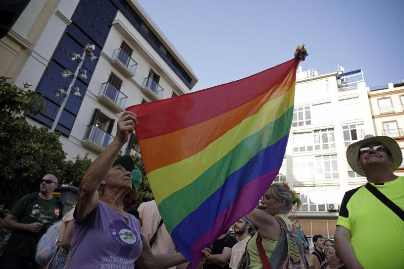 Fotos: Concentración reivindicativa del Orgullo LGTBI en Málaga