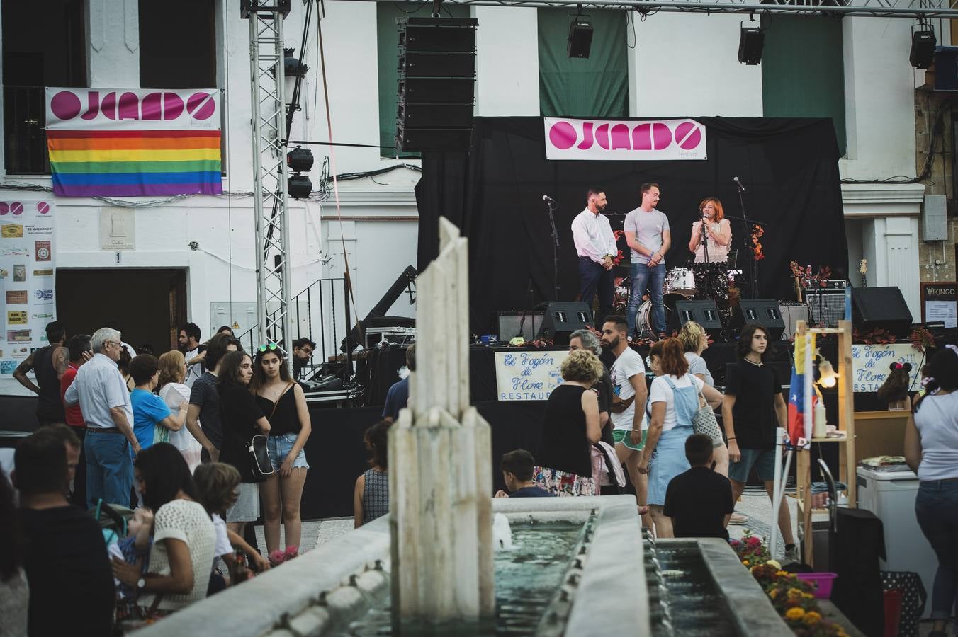 Los amantes del 'indie' toman el municipio de Ojén en la duodécima edición de su festival. Imagen de la jornada del viernes