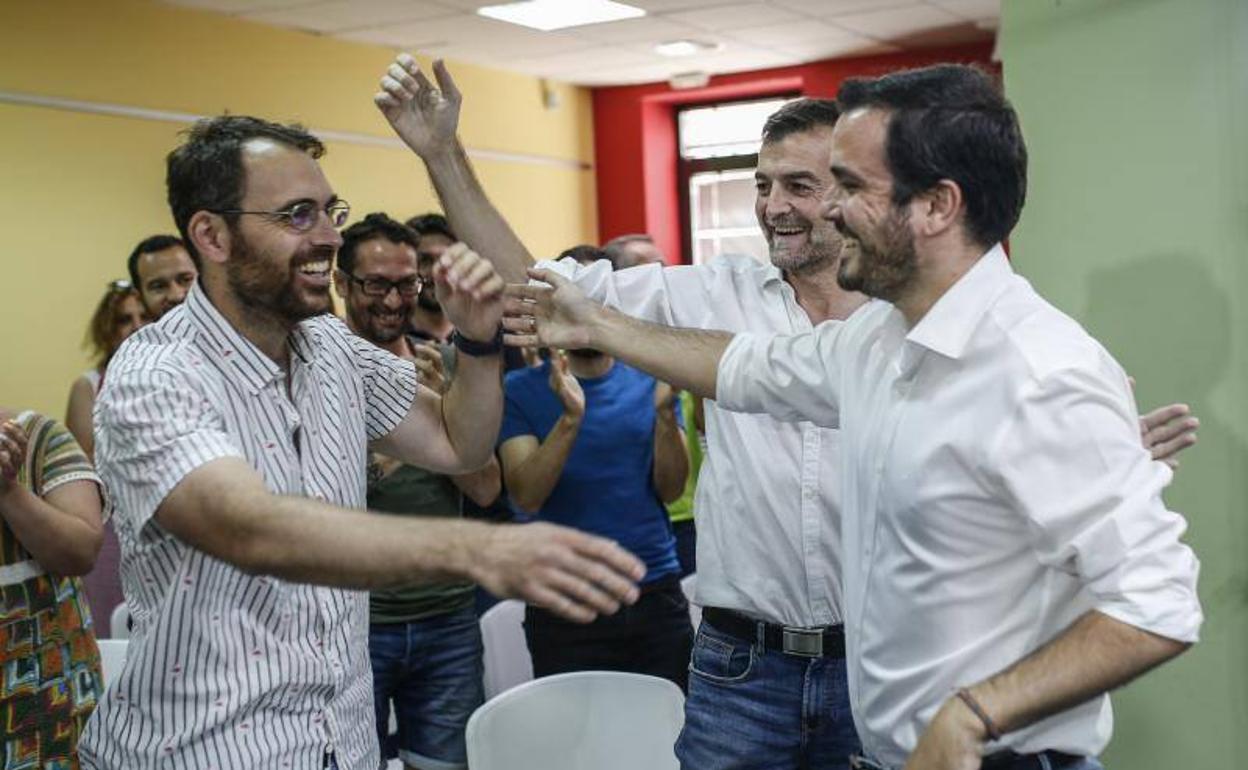 El nuevo coordinador general de IUVL-CA, Toni Valero (i) junto a su antecesor en el cargo , Antonio Maíllo (c) y el coordinador federal de IU, Álberto Garzón (d).