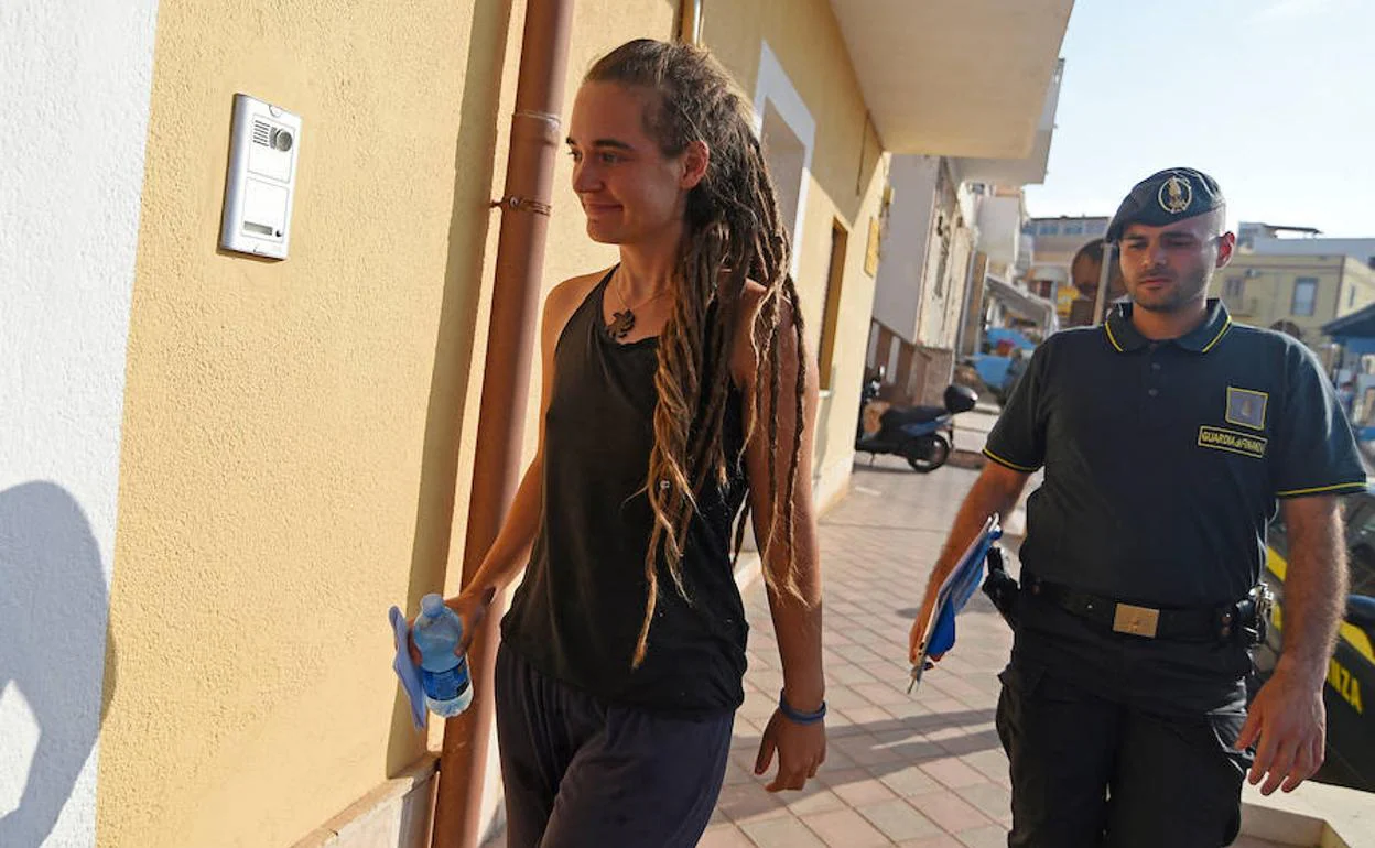 Carola Rackete, capitana del 'Sea Watch 3', detenida en Lampedusa.