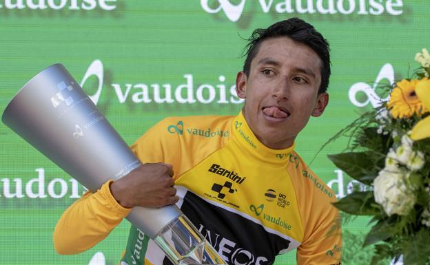 Egan Bernal, con el trofeo de ganador del Tour de Suiza.