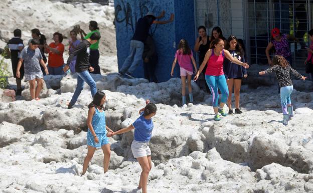 Niños y jóvenes salieron a jugar sobre el hielo que inusualmente cubrió las calles de la ciudad de Guadalajara, en el Estado mexicano de Jalisco.