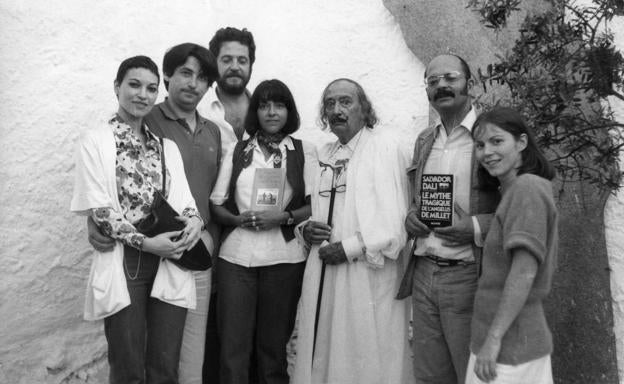 Imagen principal - Arriba, Óscar Tusquets y Beatriz de Moura, junto a Dalí y Jean Jacques Pauvert, en 1978; debajo, Beatriz de Moura junto a John Irving y Almudena Grandes.