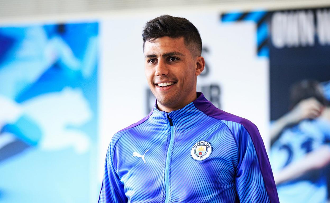 Rodrigo posa como nuevo jugador del Manchester City.