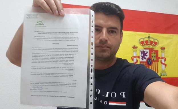 Raúl Cordero, integrante de Vox en Rincón de la Victoria, con la solicitud registrada en el Ayuntamiento. 