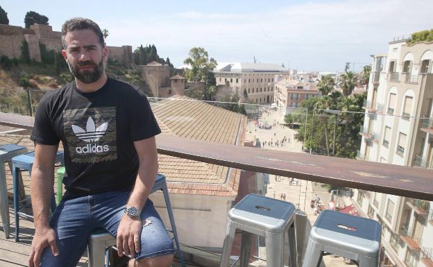 Carlos Cabezas posa para SUR en la Terraza Alcazaba, uno de los negocios que tiene en el centro de Málaga.