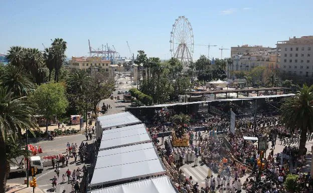 La Cofradía de la Pollinica, a su paso por la plaza de la Marina, el pasado Domingo de Ramos. 