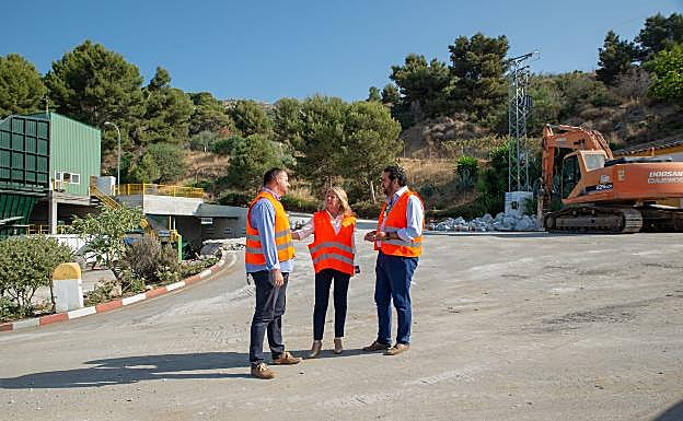 La alcaldesa, junto a Manuel Cardeña y el responsable de Urbaser, hoy, en la planta de transferencia de la Mancomunidad.
