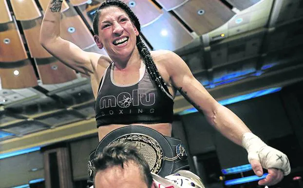 Miriam celebra la victoria tras hacerse con el cinturón de campeona de Europa