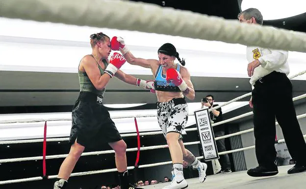 'La Reina' cruza guantes con la boxeadora Bianka Nagy