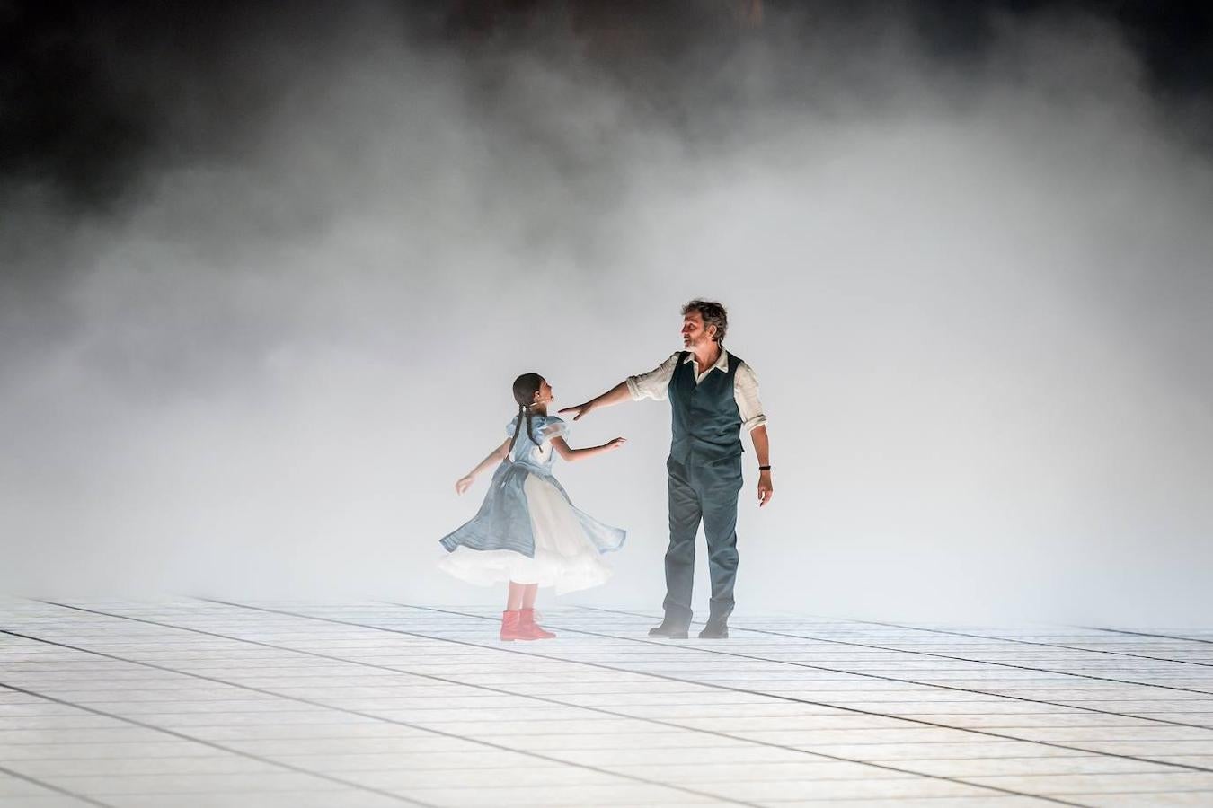 Los espectáculos durante el ensayo de la 'Fete des Vignerons'(festival de viticultores) ayer en un estadio con capacidad para 20 mil espectadores en Vevey, Suiza. El festival ha sido organizado en Vevey, aproximadamente cada 25 años, por la hermandad de viticultores desde 1979. El evento celebrará del 18 de julio al 11 de agosto.