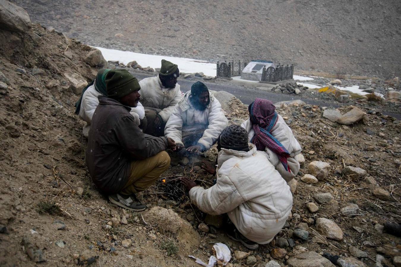 A cientos de kilometros de distancia a sus casas, un grupo de indios están reparando algunas de las carreteras más altas del mundo en un frío desierto del Himalaya. Los 13 trabajadores que provienen del oriental de Jharkhand no están acostumbrados a vivir en fríos extremos.