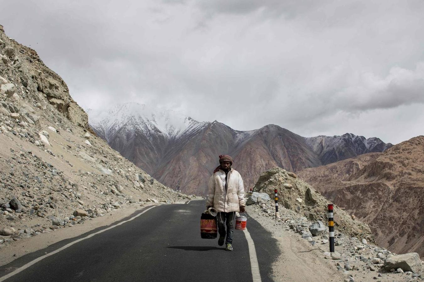 A cientos de kilometros de distancia a sus casas, un grupo de indios están reparando algunas de las carreteras más altas del mundo en un frío desierto del Himalaya. Los 13 trabajadores que provienen del oriental de Jharkhand no están acostumbrados a vivir en fríos extremos.