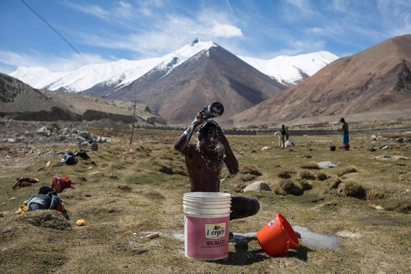 A cientos de kilometros de distancia a sus casas, un grupo de indios están reparando algunas de las carreteras más altas del mundo en un frío desierto del Himalaya. Los 13 trabajadores que provienen del oriental de Jharkhand no están acostumbrados a vivir en fríos extremos.