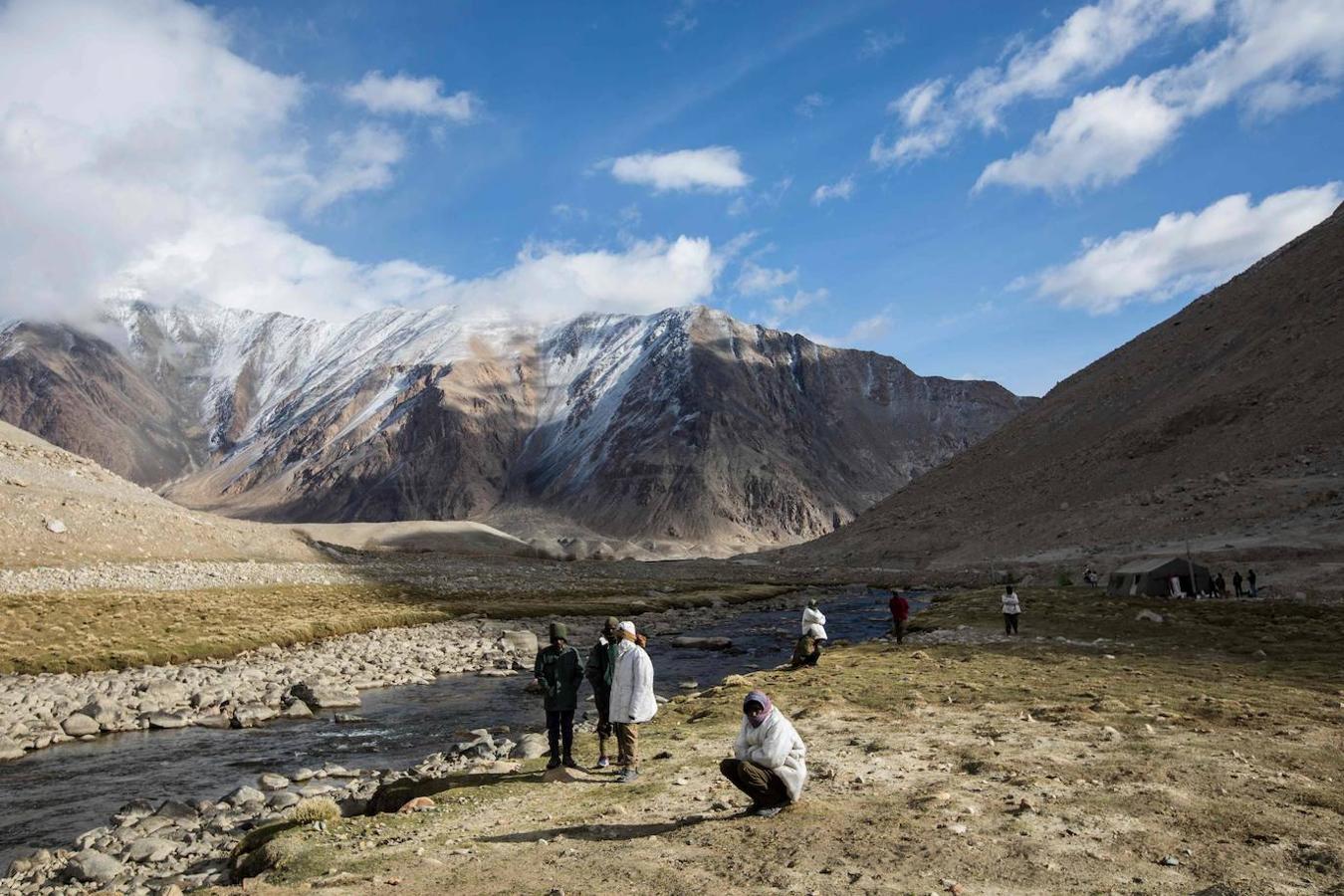 A cientos de kilometros de distancia a sus casas, un grupo de indios están reparando algunas de las carreteras más altas del mundo en un frío desierto del Himalaya. Los 13 trabajadores que provienen del oriental de Jharkhand no están acostumbrados a vivir en fríos extremos.