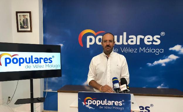 El edil del PP Luis García, este miércoles en rueda de prensa en la sede de los populares veleños. 