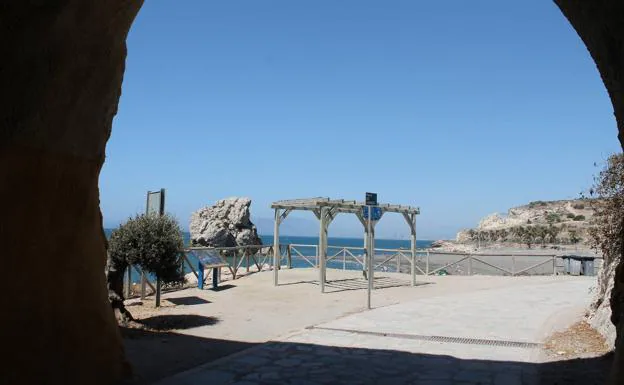 Imagen principal - Arriba, vista desde el antiguo túnel ferroviario. Abajo, la roca que da nombre a esta playaEsta playa es accesible en bicicleta.