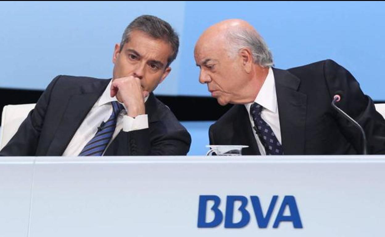 El presidente del BBVA, Francisco González (d), y el consejero delegado, Ángel Cano (i), conversan durante la Junta General de Accionistas.