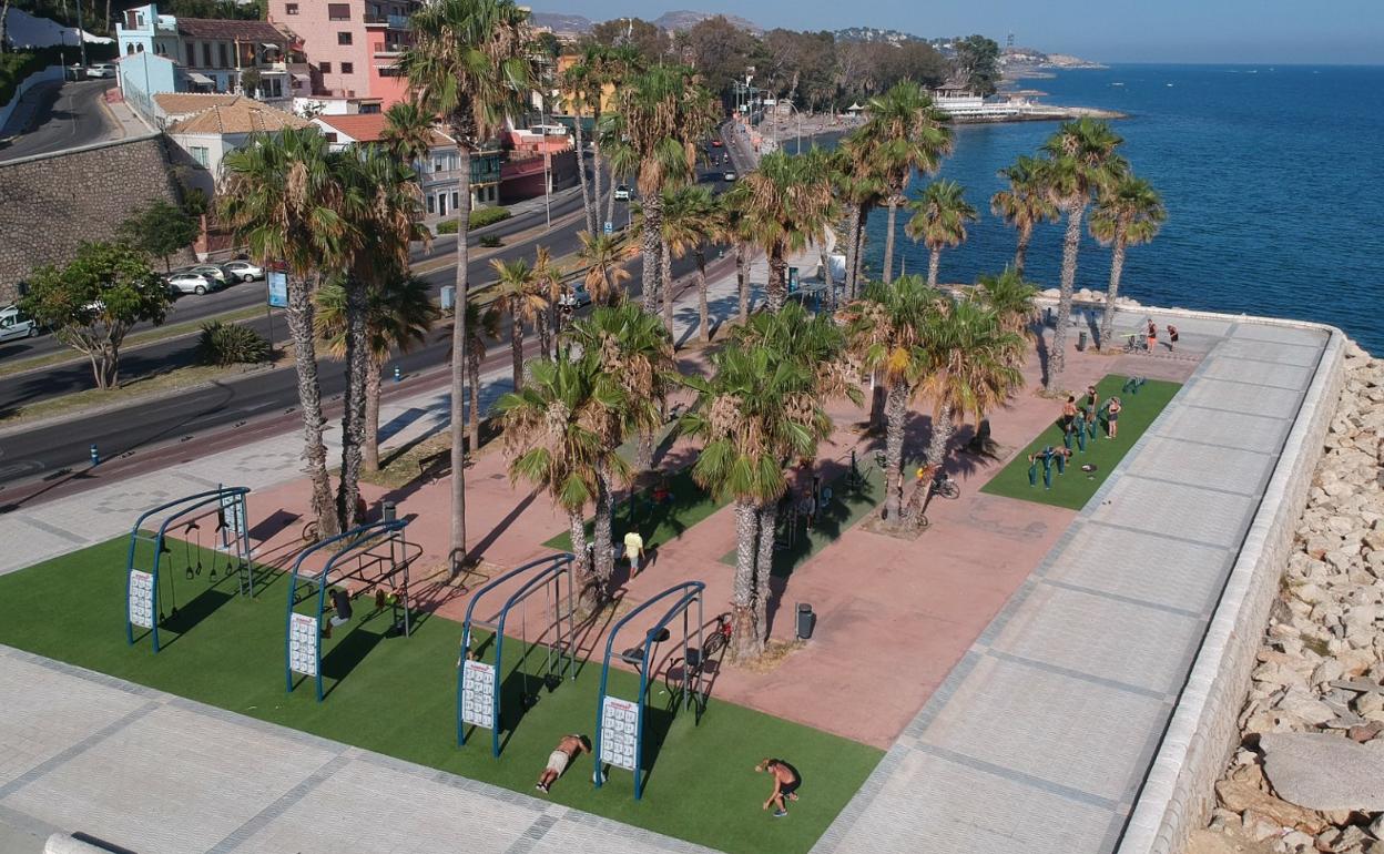 El paseo marítimo Pablo Ruiz Picasso estrena en el Morlaco un novedoso parque deportivo de 'Street Workout'