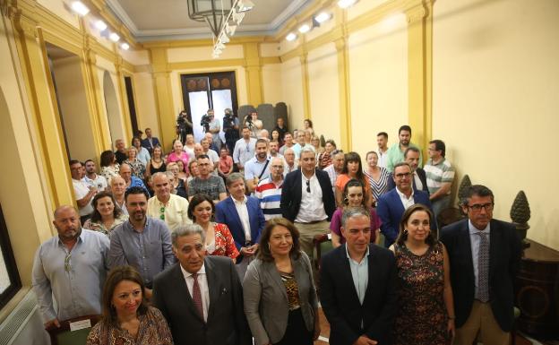 Autoridades y chiringuiteros en la entrega de las 34 licencias 