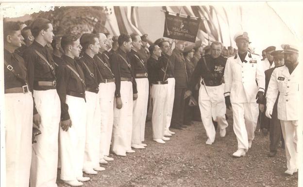 Ciano pasa revista al «Fascio» de Málaga, italianos residentes en nuestra ciudad miembros del partido fascista, muy cerca de la actual Plaza del General Torrijos. (Archivo del Autor)
