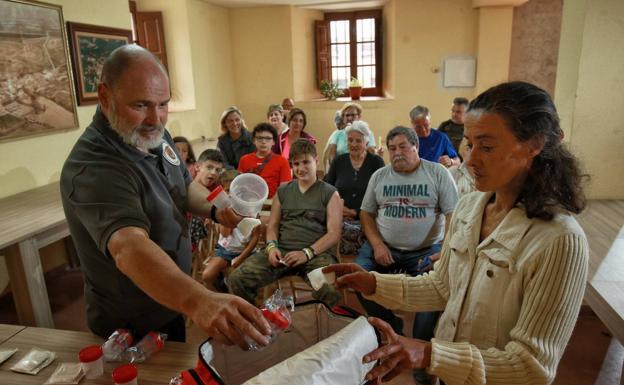 El alcalde y la teniente de alcalde de Grisaleña archivan las muestras de los vecinos