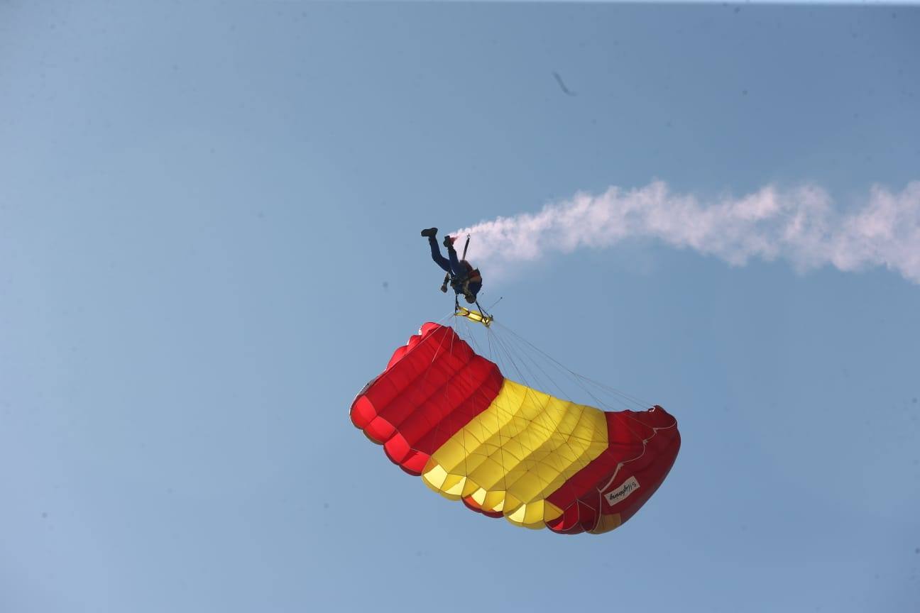 Una treintena de aeronaves participan en la exhibición, que cuenta este año como novedad con el Harrier de la Armada.