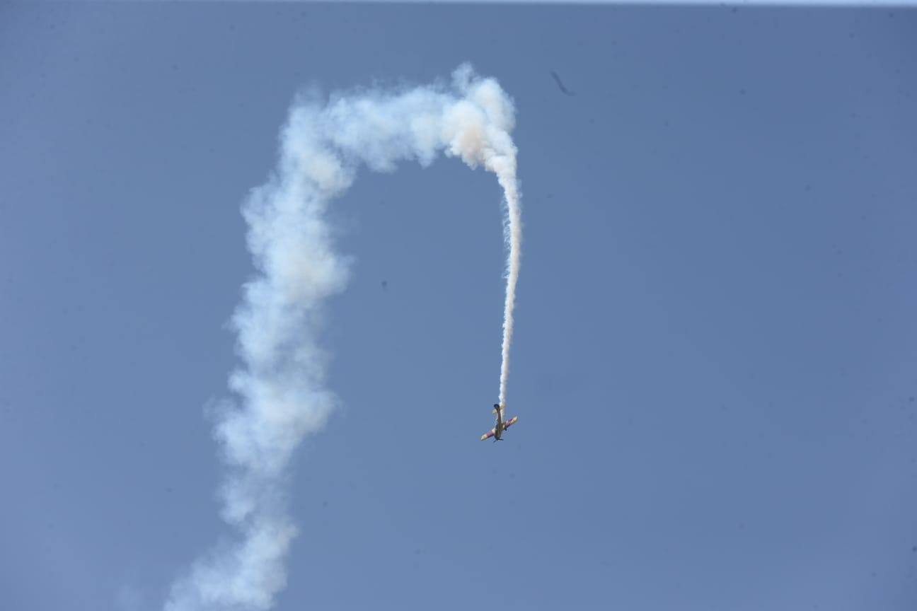 Una treintena de aeronaves participan en la exhibición, que cuenta este año como novedad con el Harrier de la Armada.