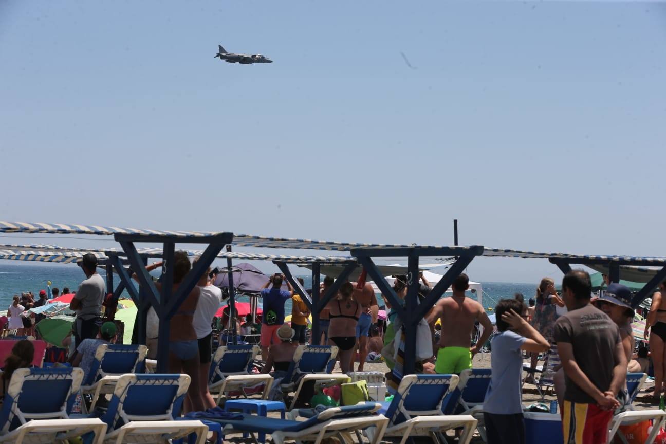 Una treintena de aeronaves participan en la exhibición, que cuenta este año como novedad con el Harrier de la Armada.