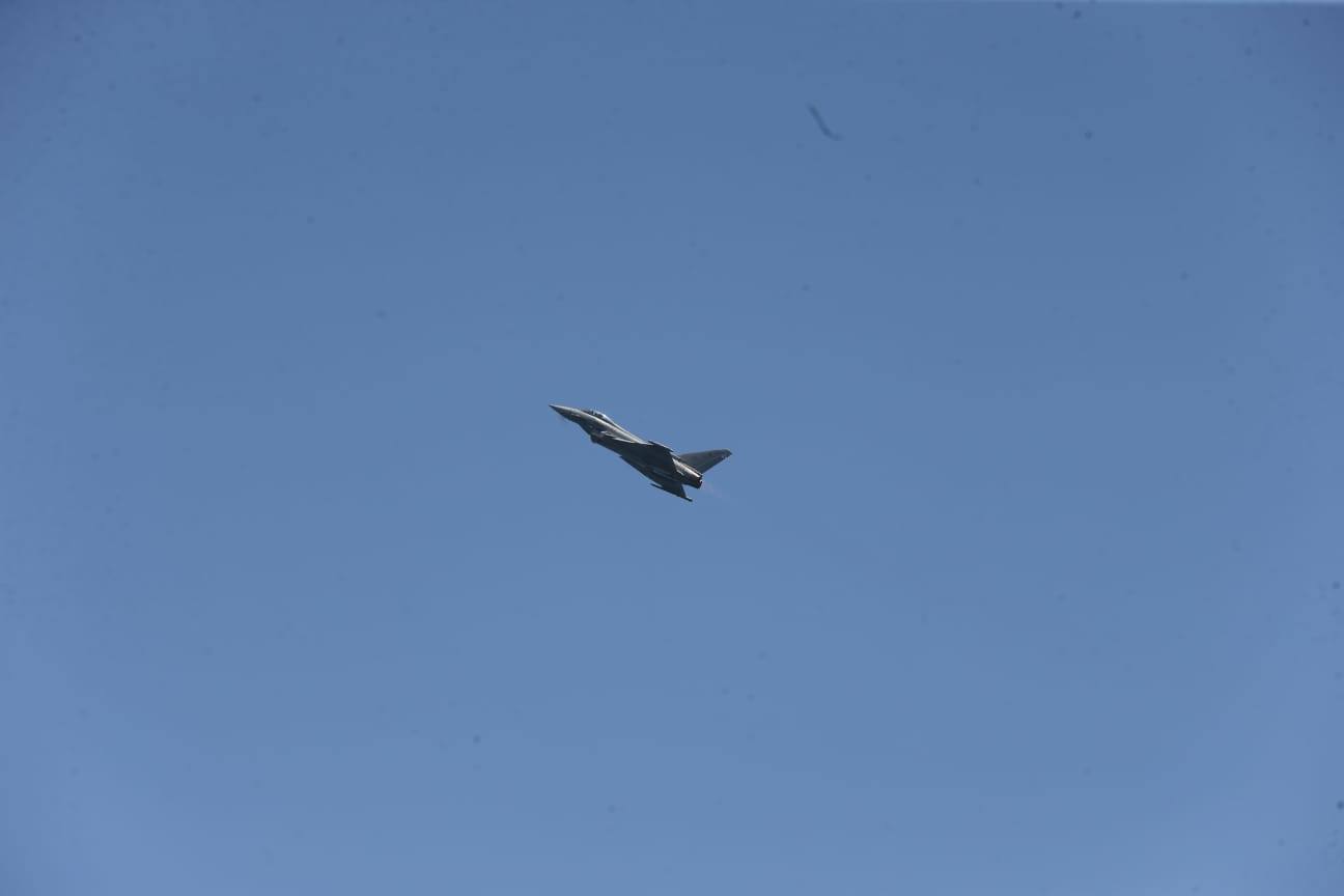 Una treintena de aeronaves participan en la exhibición, que cuenta este año como novedad con el Harrier de la Armada.