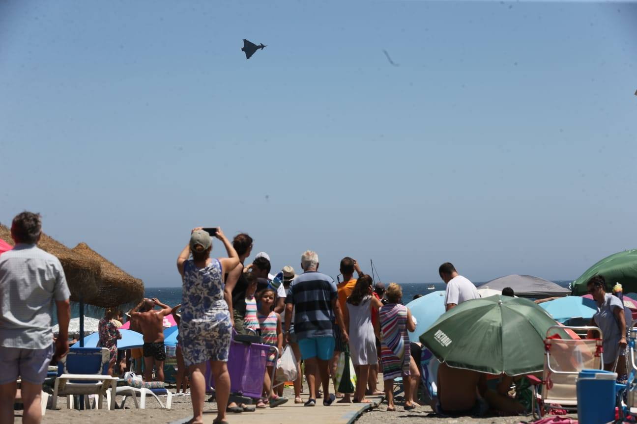 Una treintena de aeronaves participan en la exhibición, que cuenta este año como novedad con el Harrier de la Armada.