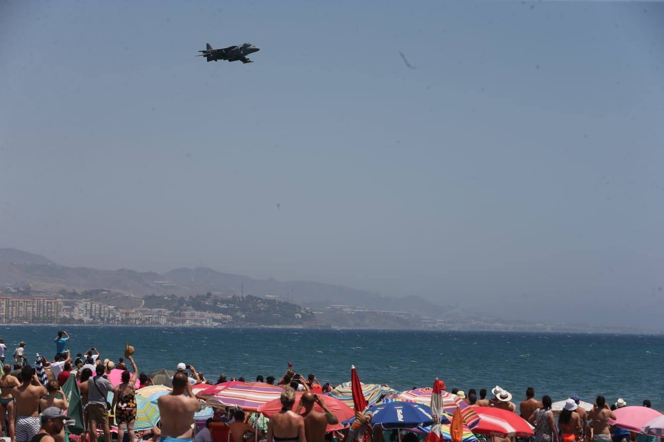 Una treintena de aeronaves participan en la exhibición, que cuenta este año como novedad con el Harrier de la Armada.