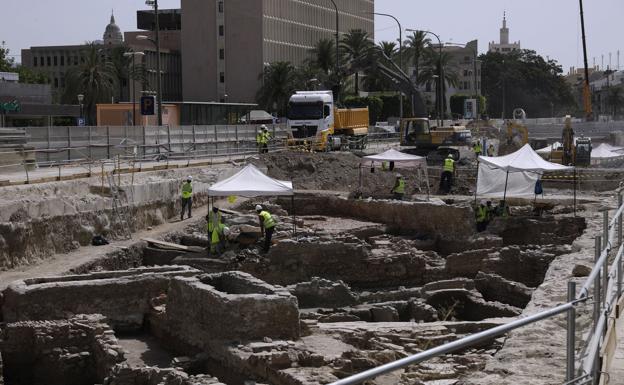 Operarios trabajan en la zona en la que han aparecido los restos.